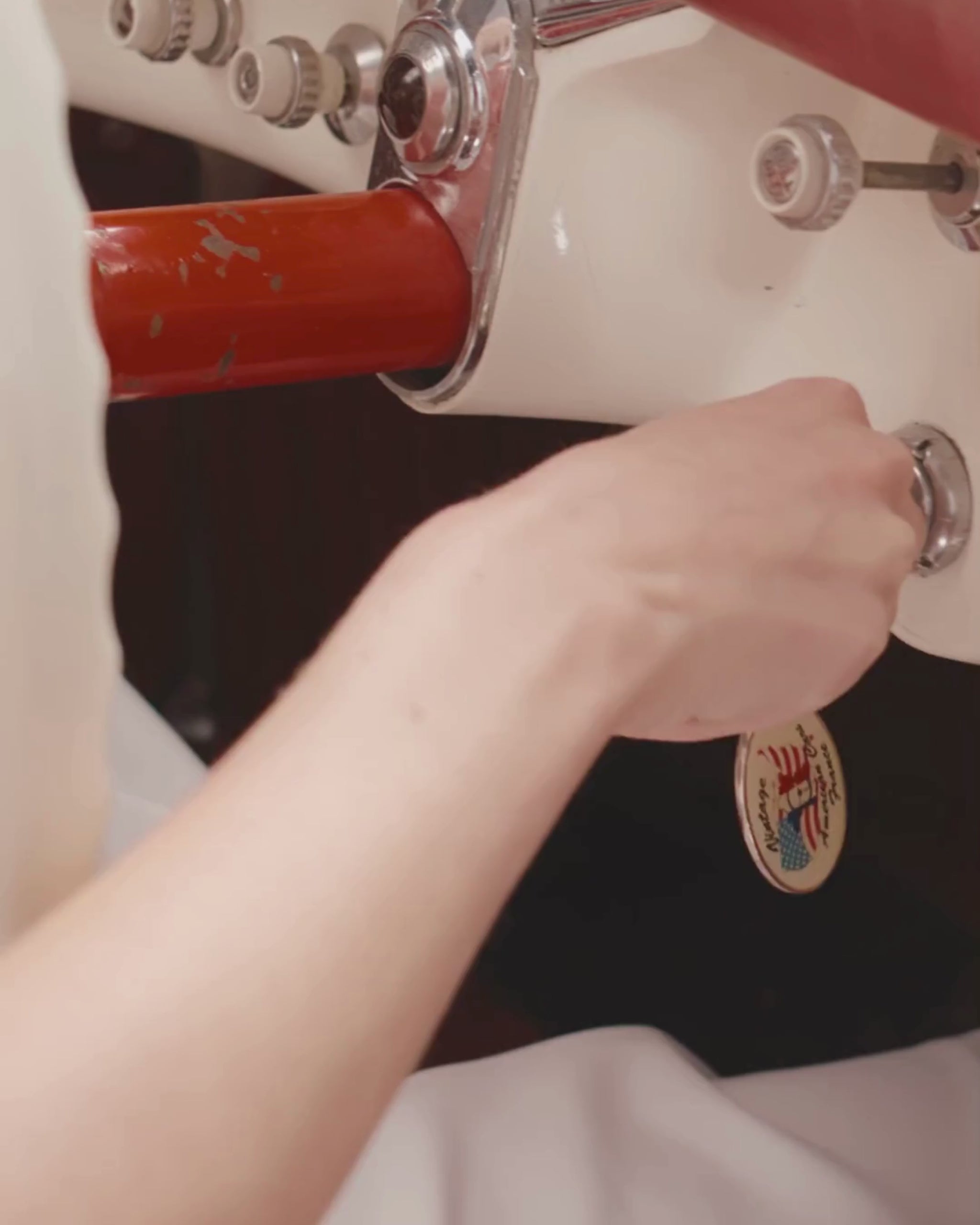 https://cdn.shopify.com/videos/c/o/v/b1ab5498ced64a38befacfbd3a1511a7.mp4